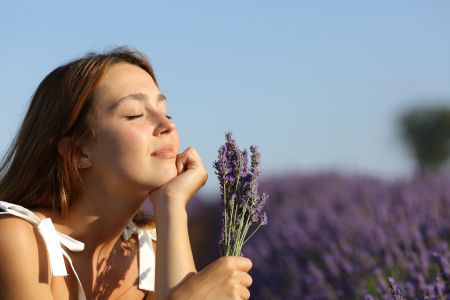 Infundido con aceite de lavanda en flor, proporciona un aroma relajante que puede reducir el estrés y la ansiedad, al tiempo que alivia el dolor y la rigidez en las articulaciones.